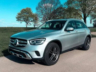 Używany Mercedes GLC200 Exclusive 197 KM (144 kW) 2021 Srebrny SUV