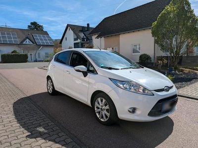 Gebraucht Ford Fiesta Titanium 97 PS (71 kW) 2011 Weiß Kleinwagen