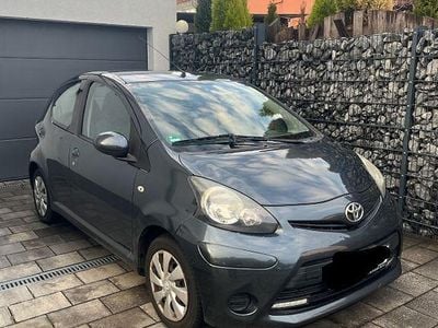 Gebraucht Toyota Aygo 68 PS (50 kW) 2012 Grau Kleinwagen