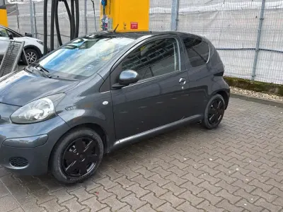 Gebraucht Toyota Aygo 68 PS (50 kW) 2011 Grau Kleinwagen