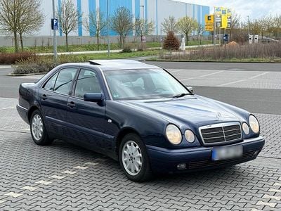 Gebraucht Mercedes E230 150 PS (110 kW) 1996 Blau Limousine