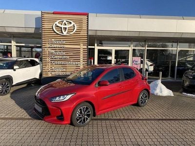 Gebraucht Toyota Yaris Hybrid Basis 116 PS (85 kW) 2022 Karminarot metallic Limousine