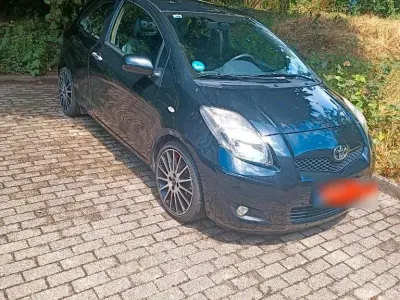 Gebraucht Toyota Yaris 90 PS (66 kW) 2011 Schwarz Kleinwagen