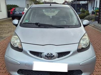Second-hand Toyota Aygo 67 CP (49 kW) 2006 Argintiu Hatchback