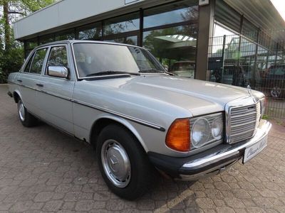 Gebraucht Mercedes 200 109 PS (80 kW) 1982 Silber Limousine