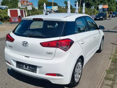 Gebraucht Hyundai i20 Classic 75 PS (55 kW) 2016 Weiß Limousine