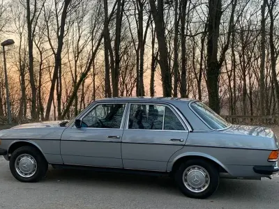 Gebraucht Mercedes 250 140 PS (102 kW) 1983 Blau Limousine