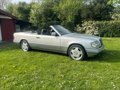 Gebraucht Mercedes E220 Sportline 150 PS (110 kW) 1994 Silber Cabrio