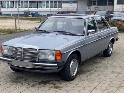 Usata Mercedes 240 72 CV (52 kW) 1981 Berlina