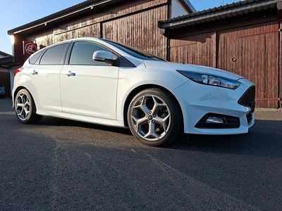 Gebraucht Ford Focus ST 250 PS (183 kW) 2015 Weiß Limousine