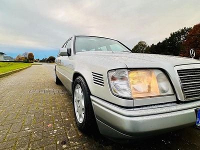 Silber Gebraucht 1996 Mercedes 300 Kombi | 14.000 €