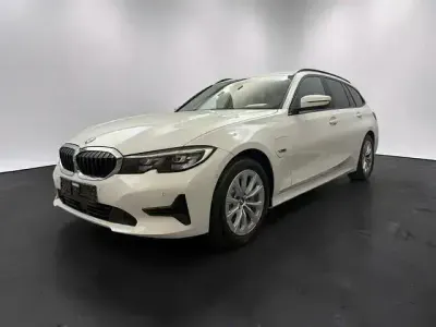 Używany BMW 330e Advantage 190 KM (139 kW) 2022 Biały Kombi