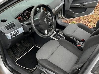 Second-hand Opel Astra 105 CP (77 kW) 2005 Argintiu Hatchback
