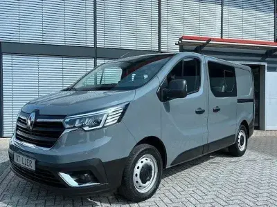 Begagnad Renault Trafic Komfort 150 HK (110 kW) 2023 Grå Minibuss