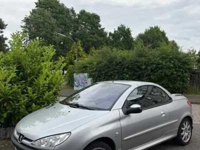 Gebraucht Peugeot 206 CC 109 PS (80 kW) 2005 Silber Cabrio