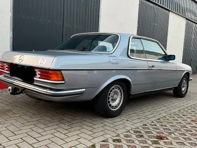 Używany Mercedes E230 136 KM (100 kW) 1982 Niebieski Coupe