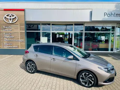 Gebraucht Toyota Auris Hybrid Design 136 PS (100 kW) 2015 Avantgarde bronze me Limousine