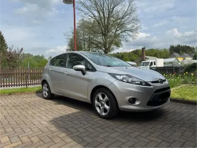 Gebraucht Ford Fiesta 60 PS (44 kW) 2010 Silber Kleinwagen