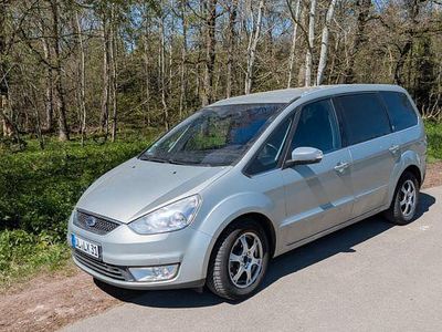 Second-hand Ford Galaxy Ghia 175 CP (128 kW) 2008 Auriu Monovolum