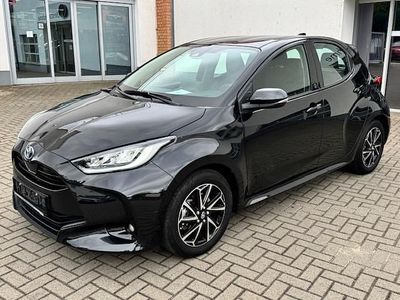 Mysticschwarz mica Gebraucht 2023 Toyota Yaris Hybrid Team Limousine | 21.900 € (Fairer Preis)