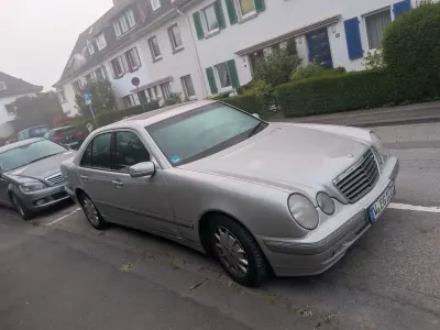 Gebraucht Mercedes 220 150 PS (110 kW) 1999 Silber Limousine