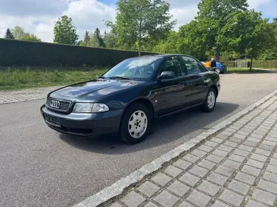 Używany Audi A4 101 KM (74 kW) 1996 Czarny Sedan/Limuzyna