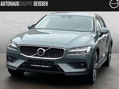 Grau Gebraucht 2022 Volvo V60 CC Pro Kombi | 33.890 € (Guter Preis)