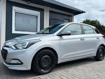 Gebraucht Hyundai i20 Classic 75 PS (55 kW) 2017 Sleek silver / met Kleinwagen