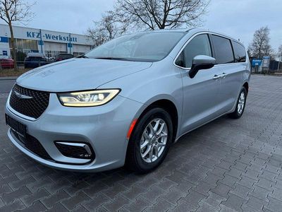 Silber Gebraucht 2023 Chrysler Pacifica Van / Kleinbus | 33.499 € (Guter Preis)