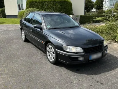 Begagnad Opel Omega 210 HK (154 kW) 1997 Svart Sedan