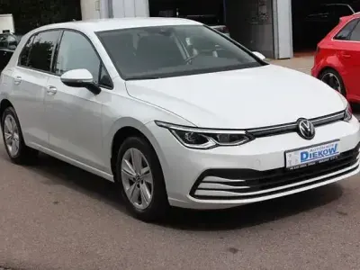 Gebraucht VW Golf VIII Life 131 PS (96 kW) 2023 Weiß Limousine