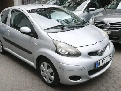 Gebraucht Toyota Aygo 68 PS (50 kW) 2009 Silber Kleinwagen