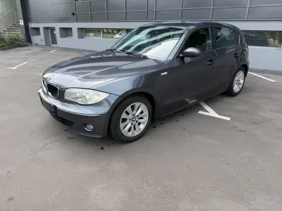 Brugt BMW 118 122 HK (89 kW) 2006 Grå Hatchback