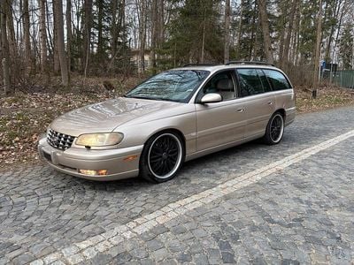 Begagnad Opel Omega 211 HK (155 kW) 1998 Guld Sedan