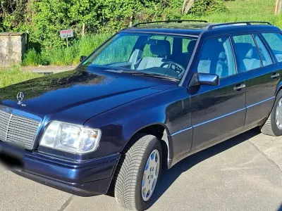 Gebraucht Mercedes E280 193 PS (141 kW) 1996 Blau Limousine
