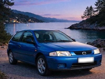 Usado Mazda 323F 88 HP (64 kW) 1999 Azul Citadino