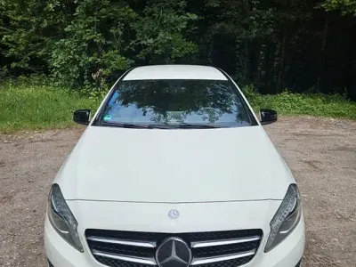 Gebraucht Mercedes A180 Urban 122 PS (89 kW) 2015 Weiß Limousine