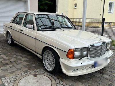 Gebraucht Mercedes E230 136 PS (100 kW) 1982 Weiß Limousine