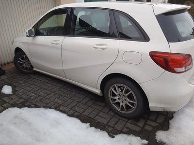 Gebraucht Mercedes B180 122 PS (89 kW) 2015 Weiß Van / Kleinbus
