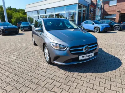 Gebraucht Mercedes B180 136 PS (100 kW) 2021 Mountaingrau Kleinwagen