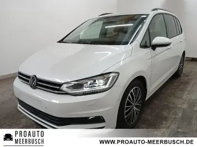 Gebraucht VW Touran Comfortline 150 PS (110 kW) 2024 Oryxweiß perlmutteffekt Van / Kleinbus