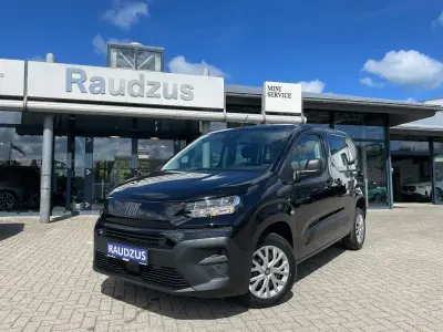 Neu Fiat Doblò 131 PS (96 kW) 2026 Cinema schwarz metallic Van / Kleinbus