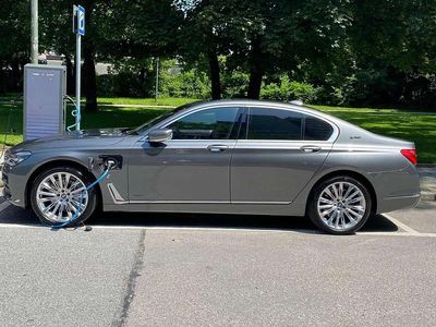 Grau Gebraucht 2016 BMW 740 iPerformance Limousine | 22.222 €