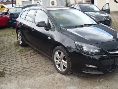 Gebraucht Opel Astra Edition 131 PS (96 kW) 2012 Schwarz Kombi