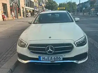 Gebraucht Mercedes E220 194 PS (142 kW) 2022 Schwarz Limousine