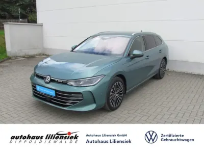Gebraucht VW Passat Elegance 204 PS (150 kW) 2025 Grün Kombi