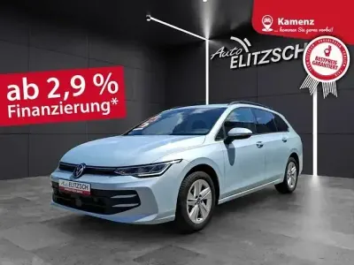 Gebraucht VW Golf VIII Life 150 PS (110 kW) 2025 Crystal ice blue metallic Kombi