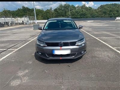 Gebraucht VW Jetta 105 PS (77 kW) 2012 Grau Limousine