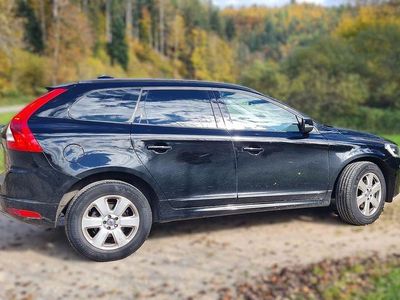 Używany Volvo XC60 Kinetic 150 KM (110 kW) 2016 Czarny SUV