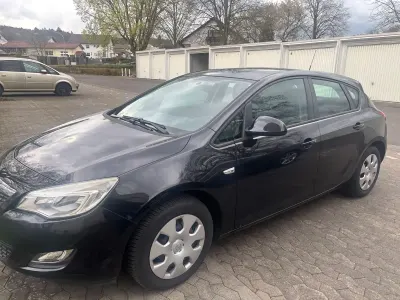 Gebraucht Opel Astra Design Edition 101 PS (74 kW) 2011 Schwarz Limousine